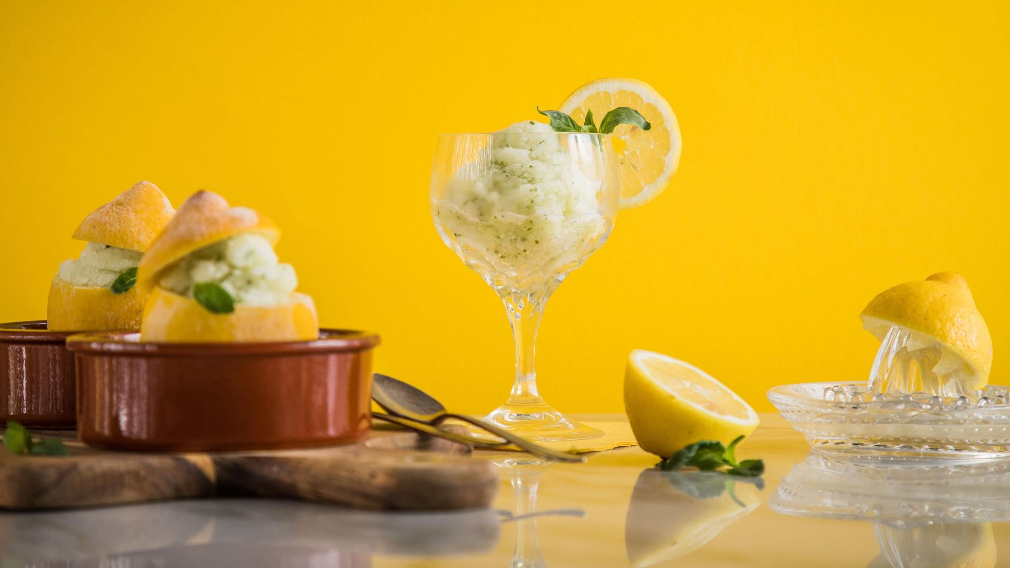 ILLUSTRATION: Mit einem Schuss Limoncello erhalten auch Desserts wie Zitronensorbet ein zusätzliches feines Aroma.