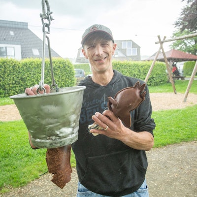 Foto eines Hahnenkönigs mit Blecheimer und Hahnenkopf.