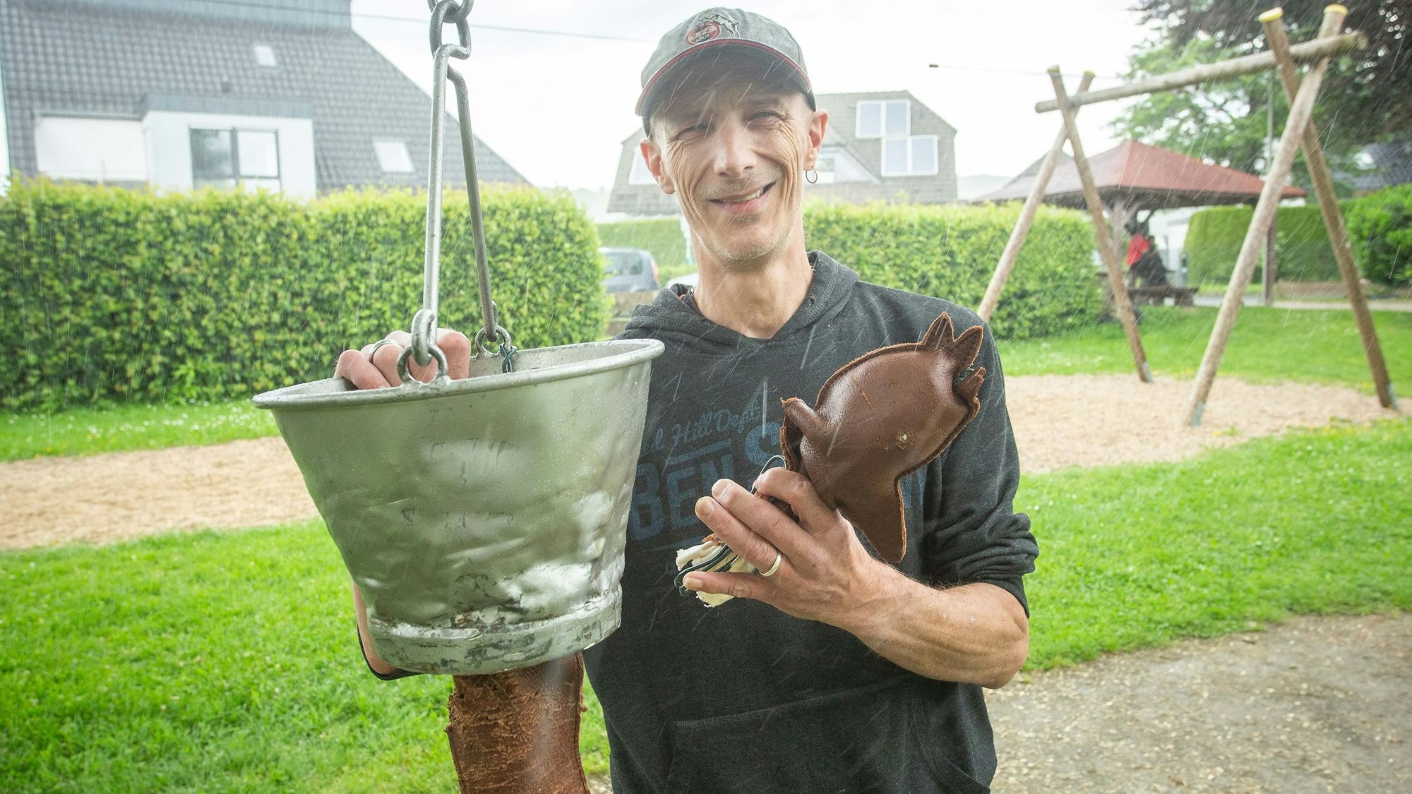 Foto eines Hahnenkönigs mit Blecheimer und Hahnenkopf.