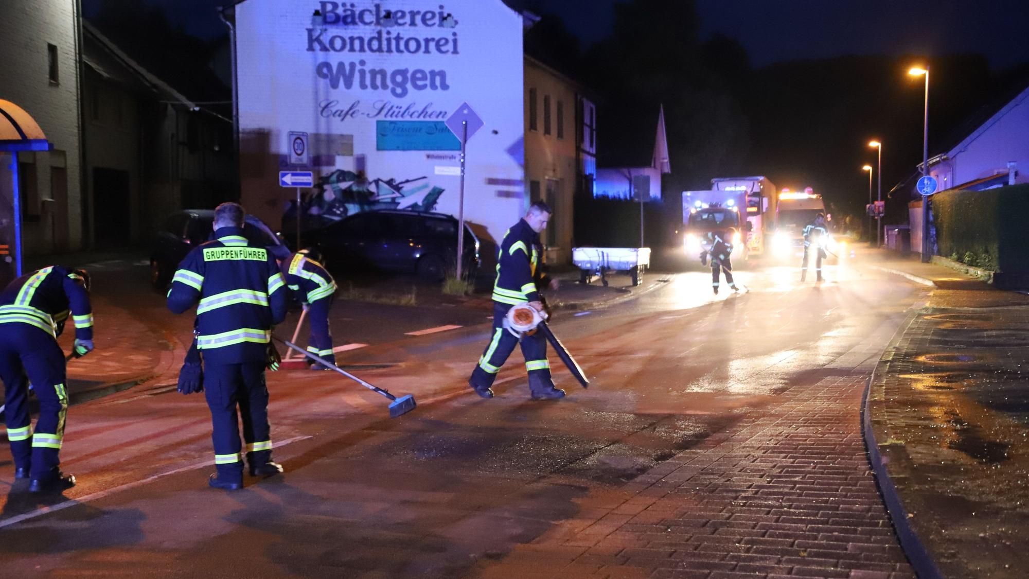 Feuerwehrleute hatten mit Bindemitteln abgestreut und kehrten anschließend ab.