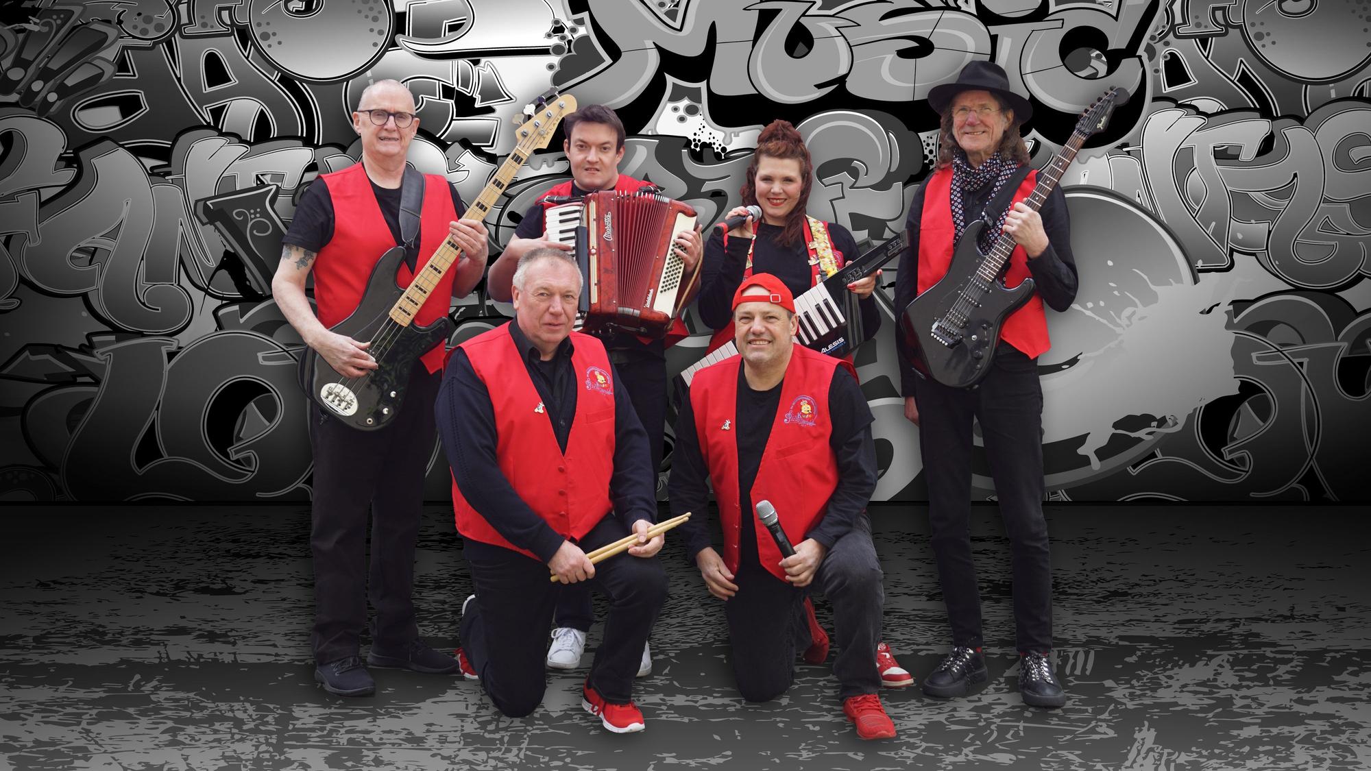Auf dem Foto ist die Band „Kwien De Stäänefleejer vum Rhing“ aus Erftstadt zu sehen.