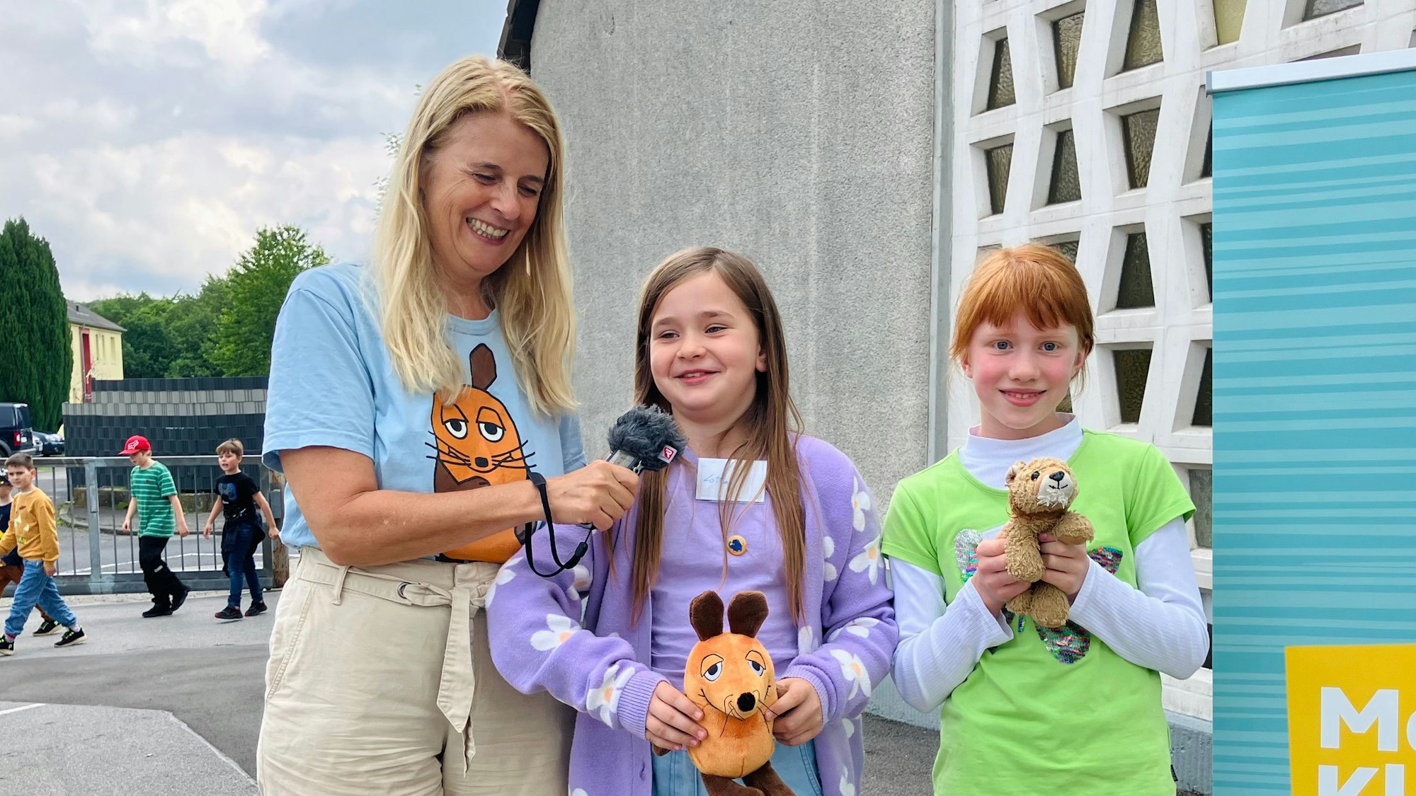 Die Viertklässlerinnen Violetta und Lotta mit Maus-Reporterin Christina Pannhausen.