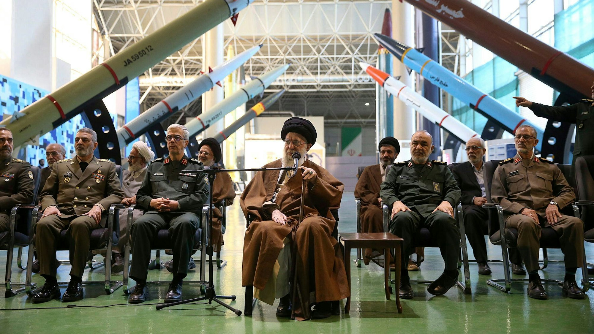 HANDOUT - 19.11.2023, Iran, ---: Auf diesem von der offiziellen Website des Büros des iranischen Obersten Religionsführers veröffentlichten Bild besucht Ajatollah Ali Chamenei (M), Oberster Religionsführer des Iran, eine Ausstellung über die Errungenschaften der Revolutionsgarde in der Luft- und Raumfahrt, während er von den Kommandeuren der Streitkräfte begleitet wird. (zu dpa: «Deutsches Urteil soll Terror-Listung von Revolutionsgarden ermöglichen») Foto: -/AP/dpa +++ dpa-Bildfunk +++