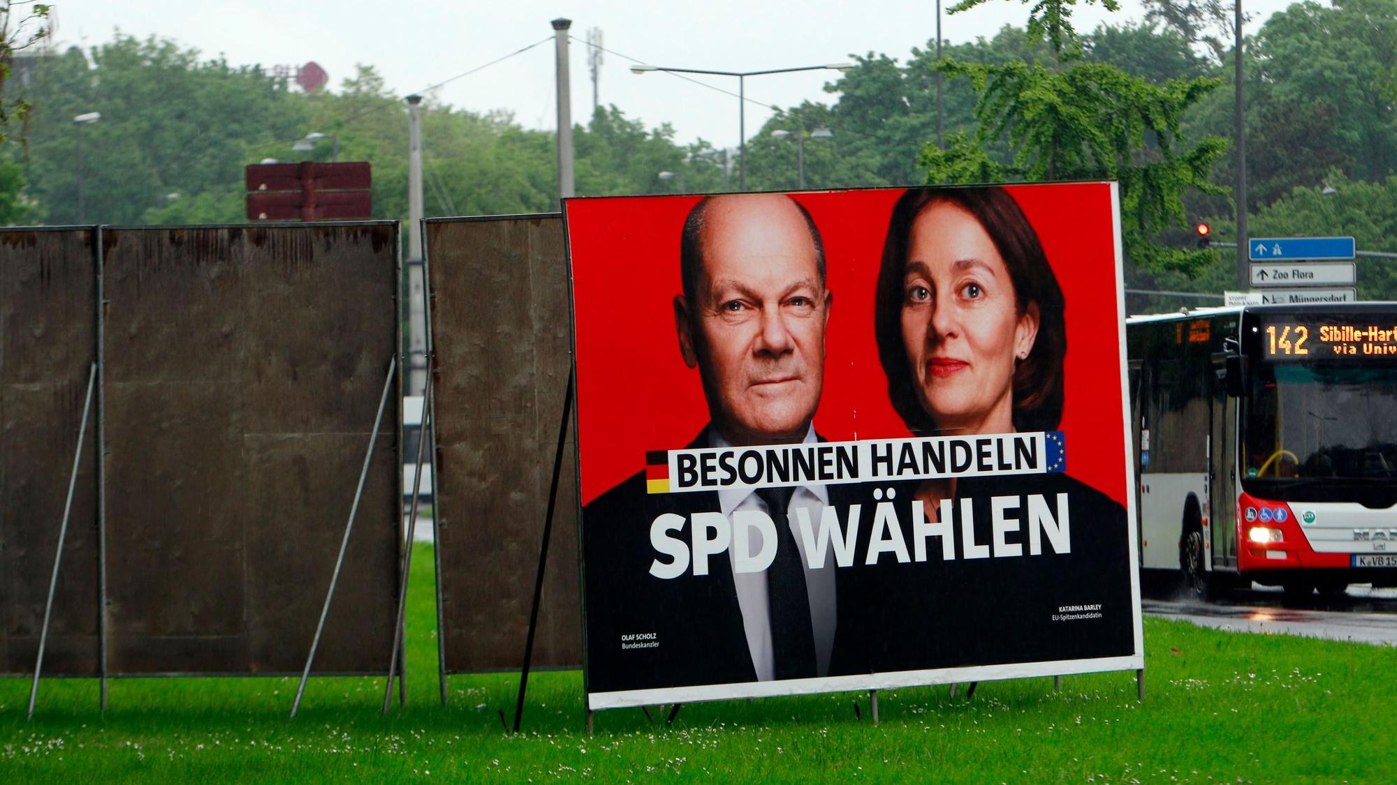 Zu sehen ist ein Wahlplakat zur Europawahl von der SPD an der Inneren Kanalstraße in Köln. Darauf sind Olaf Scholz und Katarina Barley abgebildet.