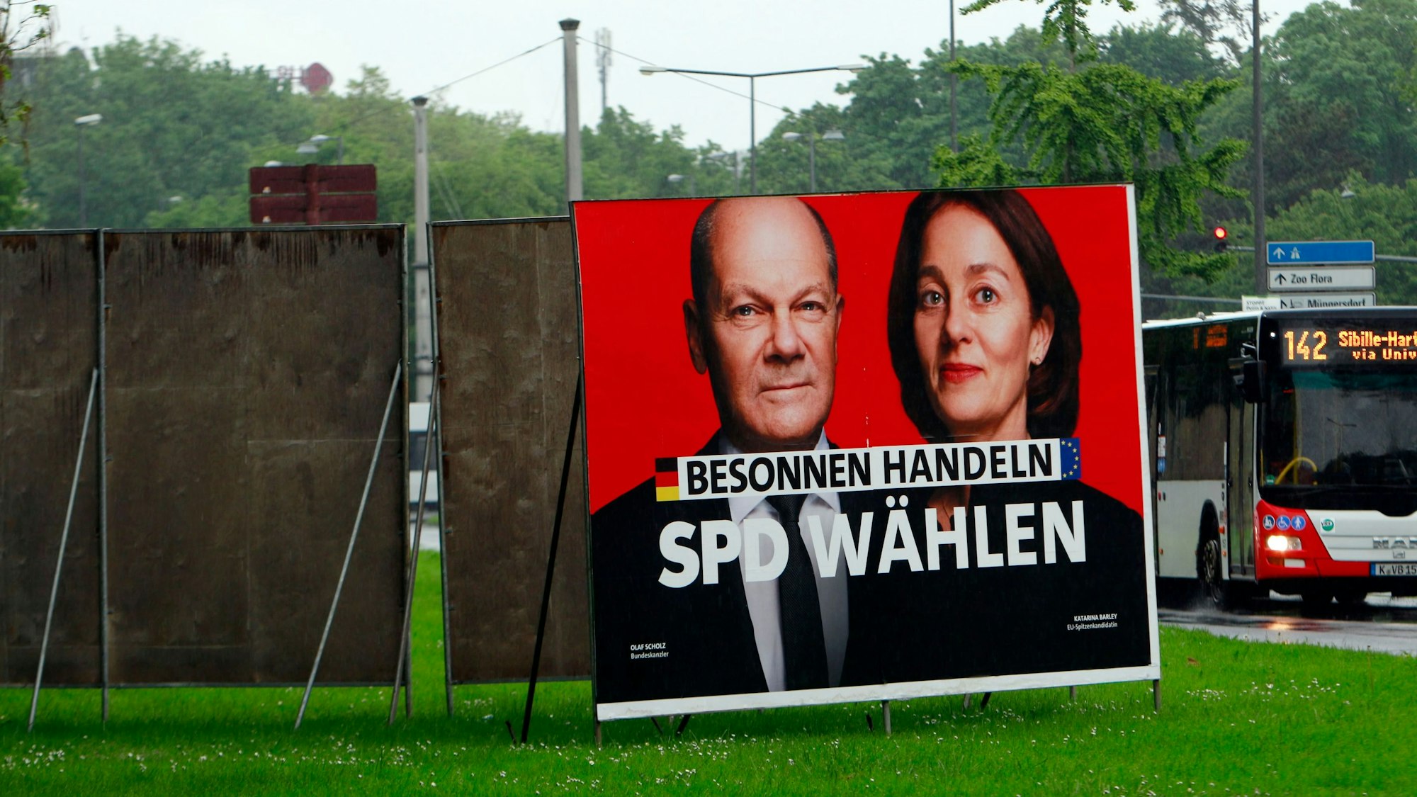 Zu sehen ist ein Wahlplakat zur Europawahl von der SPD an der Inneren Kanalstraße in Köln. Darauf sind Olaf Scholz und Katarina Barley abgebildet.