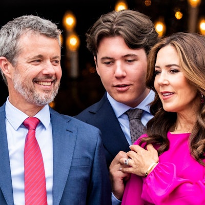 König Frederik X., Königin Mary (r) und Kronprinz Christian (m) auf dem Balkon von Schloss Amalienborg in Kopenhagen.