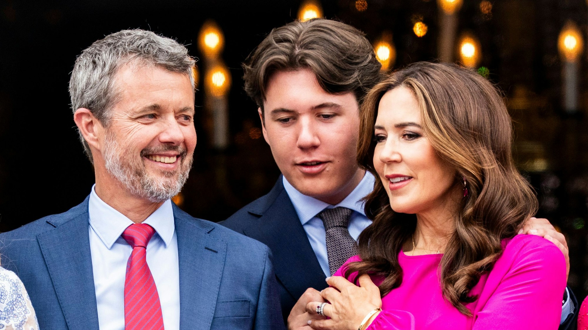 Dänemarks König Frederik X., der seinen 56. Geburtstag feiert, steht mit Königin Mary (r) und Kronprinz Christian (M) auf dem Balkon von Frederiks VIII. Palast, Schloss Amalienborg in Kopenhagen.