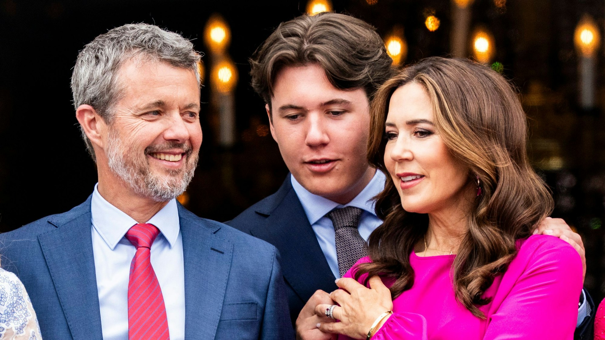 König Frederik X., der seinen 56. Geburtstag feiert, steht mit Königin Mary (r) und Kronprinz Christian (m) auf dem Balkon von Frederiks VIII. Palast, Schloss Amalienborg in Kopenhagen.