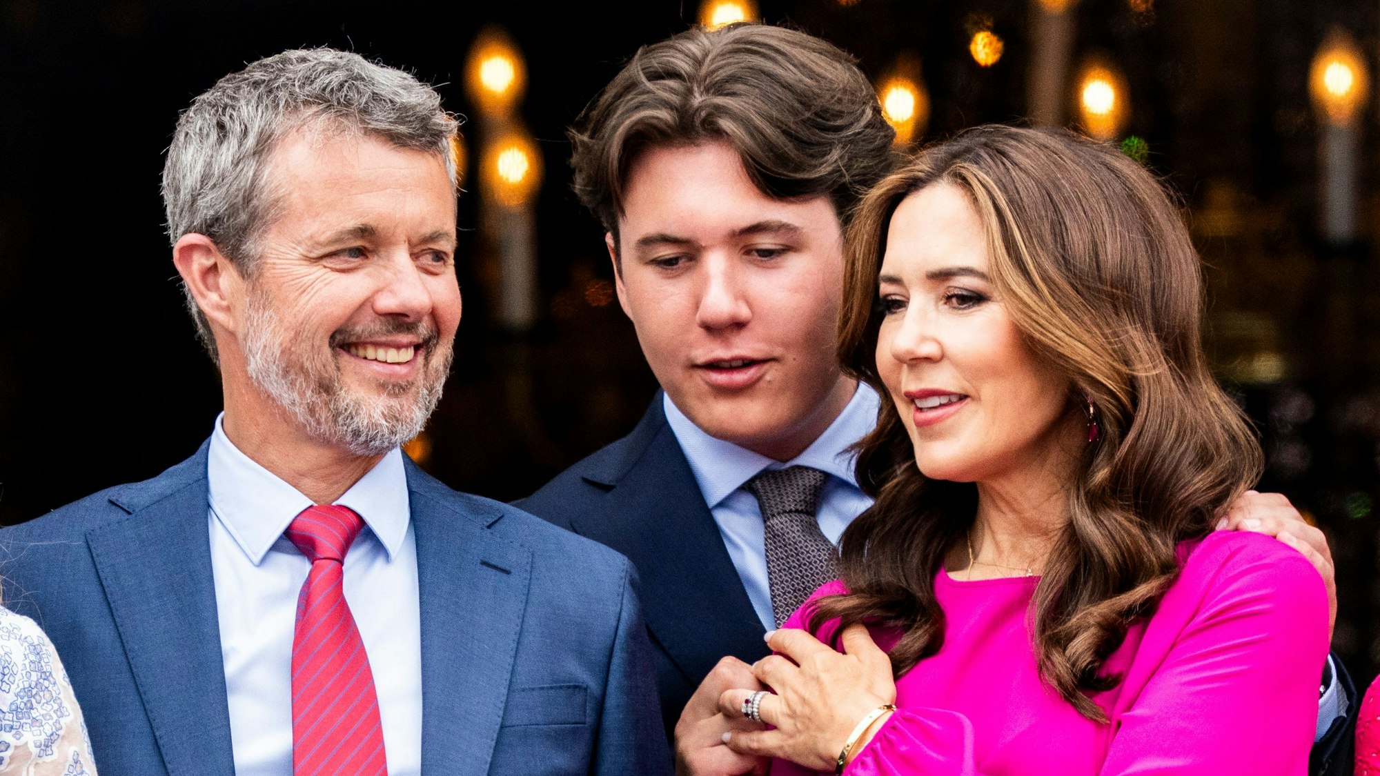 König Frederik X., Königin Mary (r) und Kronprinz Christian (m) auf dem Balkon von Schloss Amalienborg in Kopenhagen.