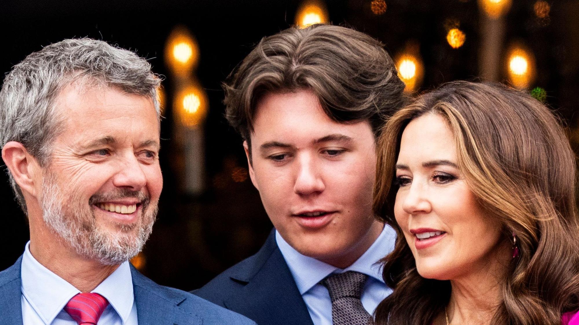 Kronprinz Christian, hier zwischen König Frederik X. und Königin Mary.