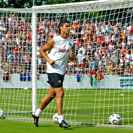 Der damals 21-jährige Cristiano Ronaldo gibt Autogramme bei einem öffentlichen Training in Güterloh während der WM 2006 in Deutschland.