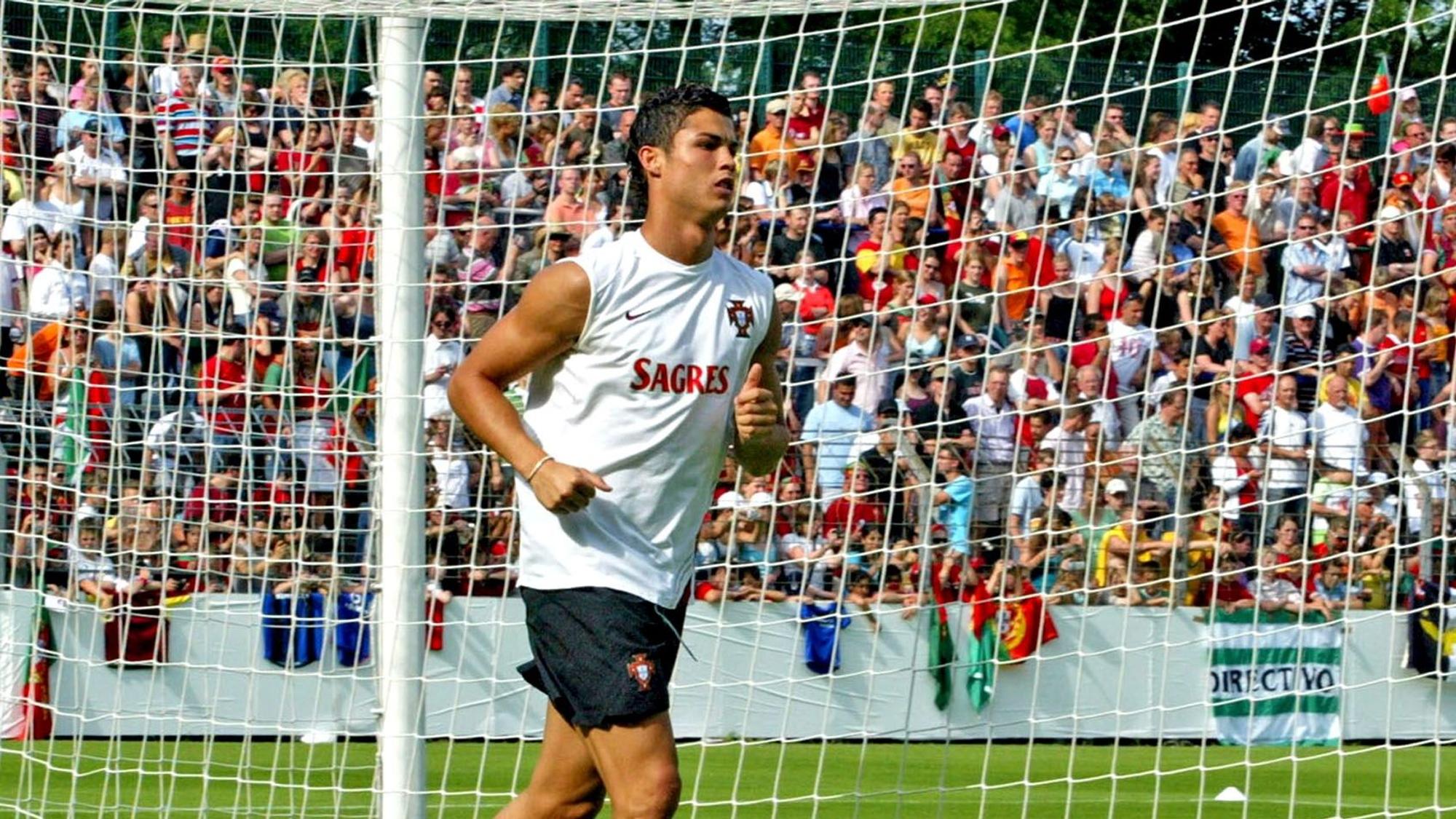 Der damals 21-jährige Cristiano Ronaldo gibt Autogramme bei einem öffentlichen Training in Güterloh während der WM 2006 in Deutschland.