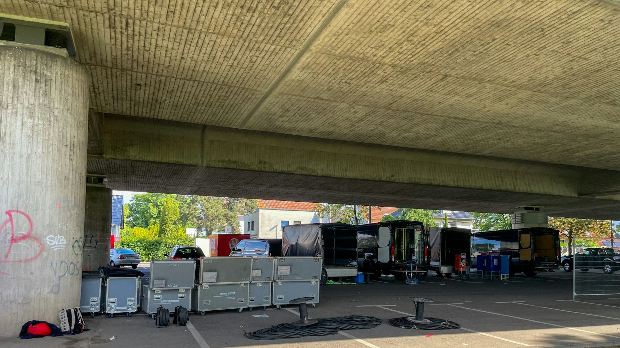 Abbau: Unter der Stelze feierten am Sonntag viele Fans.