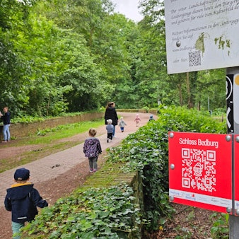 Stadtgeschichte können Menschen in Bedburg jetzt digital erleben. Sehenswürdigkeiten sind mit QR-Codes ausgestattet.