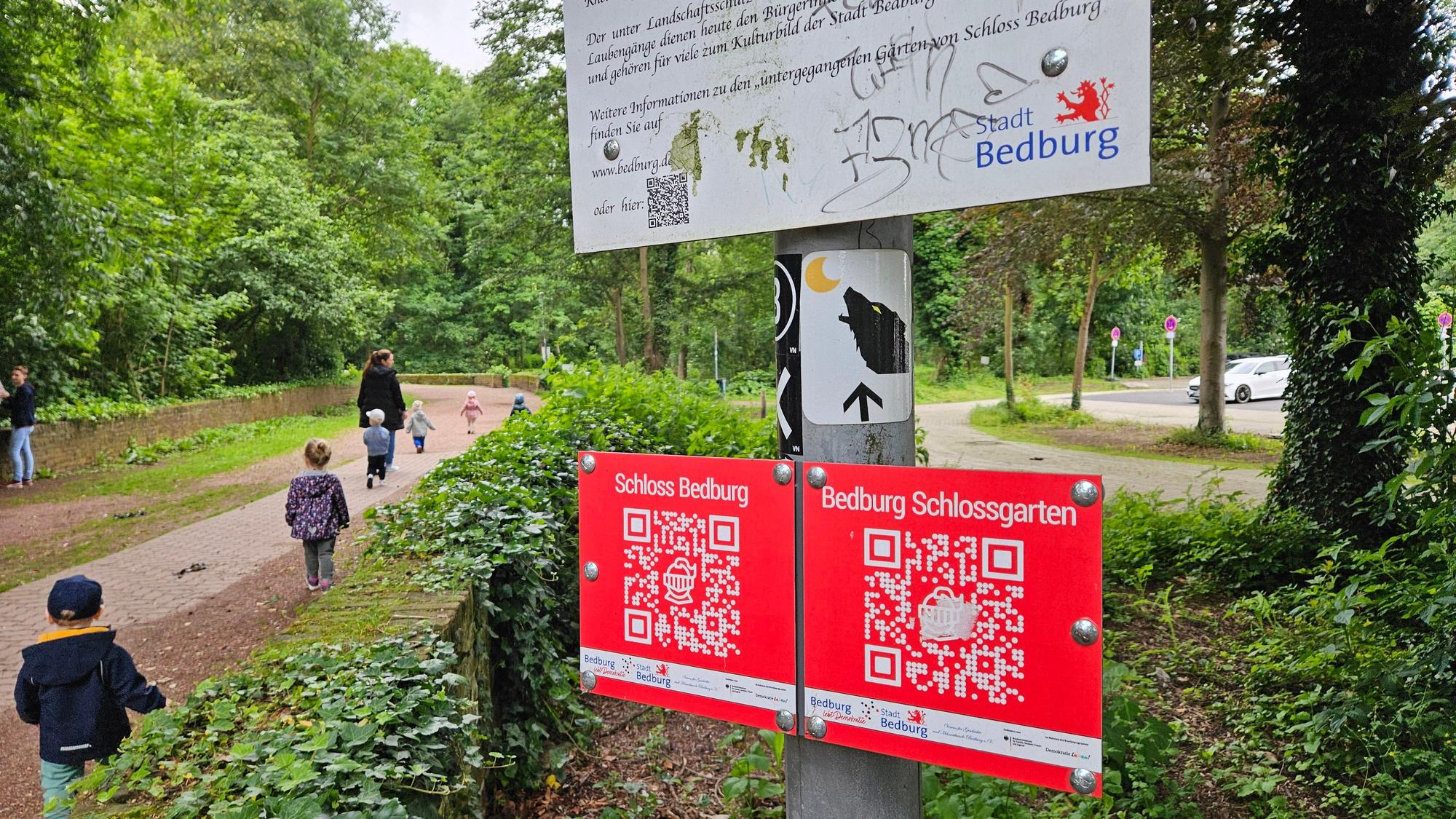 Stadtgeschichte können Menschen in Bedburg jetzt digital erleben. Sehenswürdigkeiten sind mit QR-Codes ausgestattet.