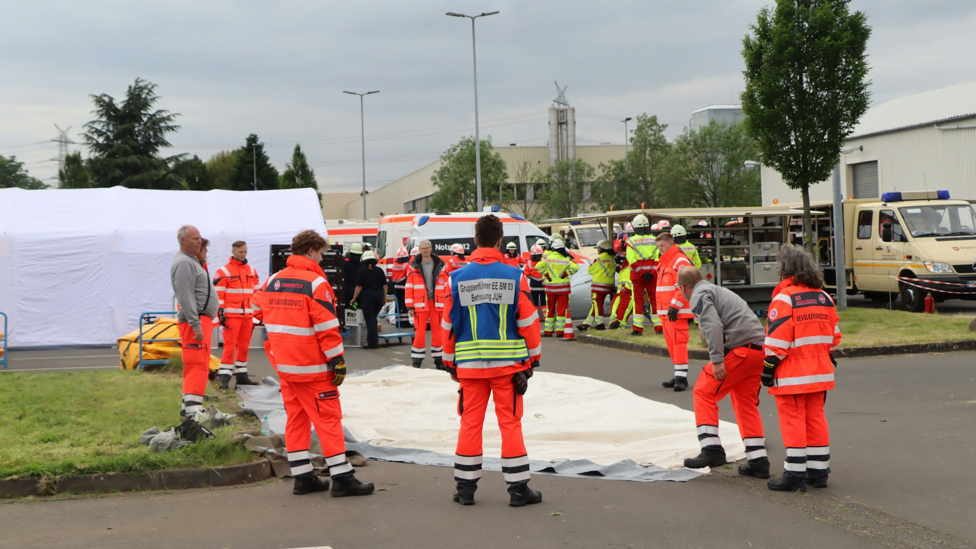 Bei einer gemeinsamen Übung haben sich mehr als 100 ehrenamtliche Helfer der Hilfsorganisationen beteiligt.
