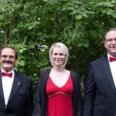 Freuen sich auf die kommende Session: Das designierte Porzer Dreigestirn um Detlef Grenz (l.), Jennifer Sangermann und Benjamin Hartung.