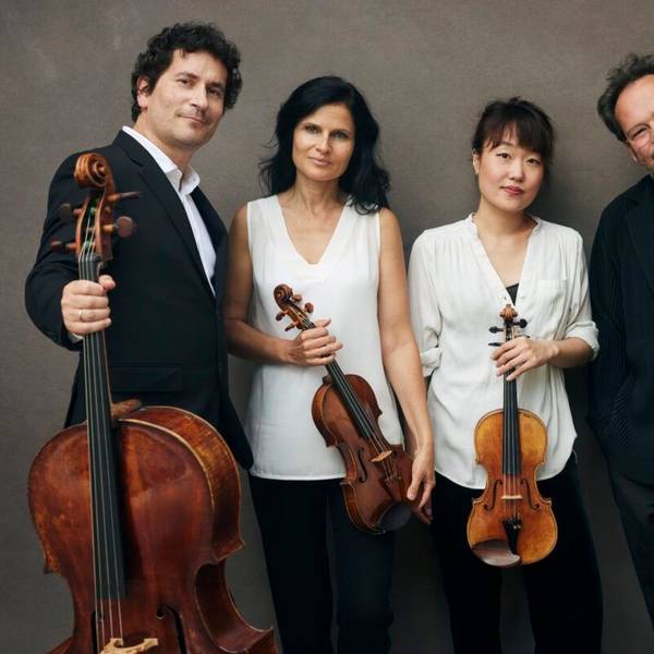 Auf dem Bild sieht man die Musikerinnen und Musiker des Quartetts. Die beiden Herren stehen außen und tragen Schwarz, die Damen innen tragen Weiß. Alle vier halten ihre Instrumente vor sich.