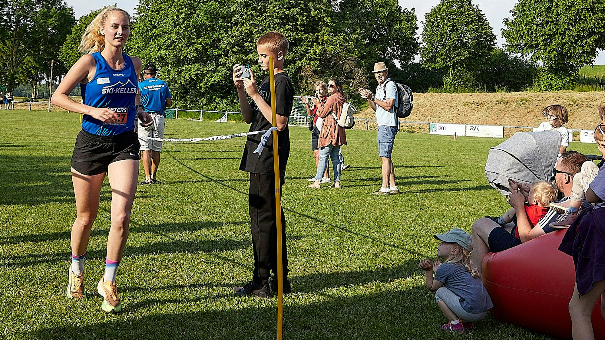 Sonja Vernikov läuft ins Ziel, das Publikum applaudiert.