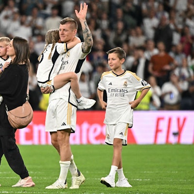 Toni Kroos dreht mit seiner Frau und den drei Kindern eine letzte Ehrenrunde im Santiago Bernabeu-Stadion in Madrid.