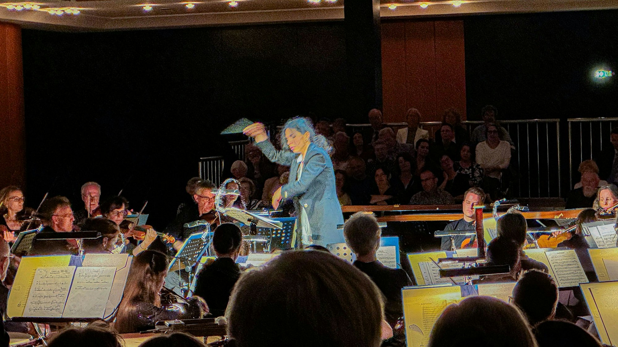 Bar Avni dirigiert die Bayer-Philharmoniker.