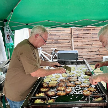 Reibekuchen im Akkord: Manfred Haller (l.) und Heinz Hönscheid backen für den guten Zweck.