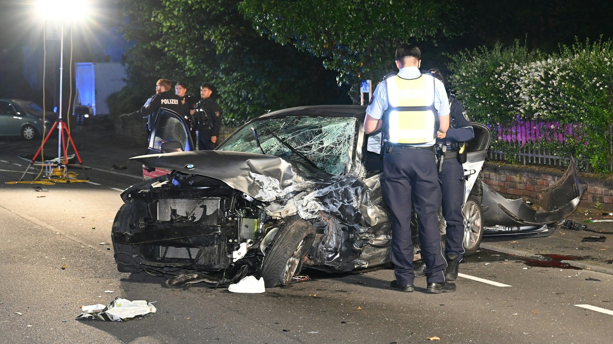 Auf dem Foto ist das Autowrack zu sehen.