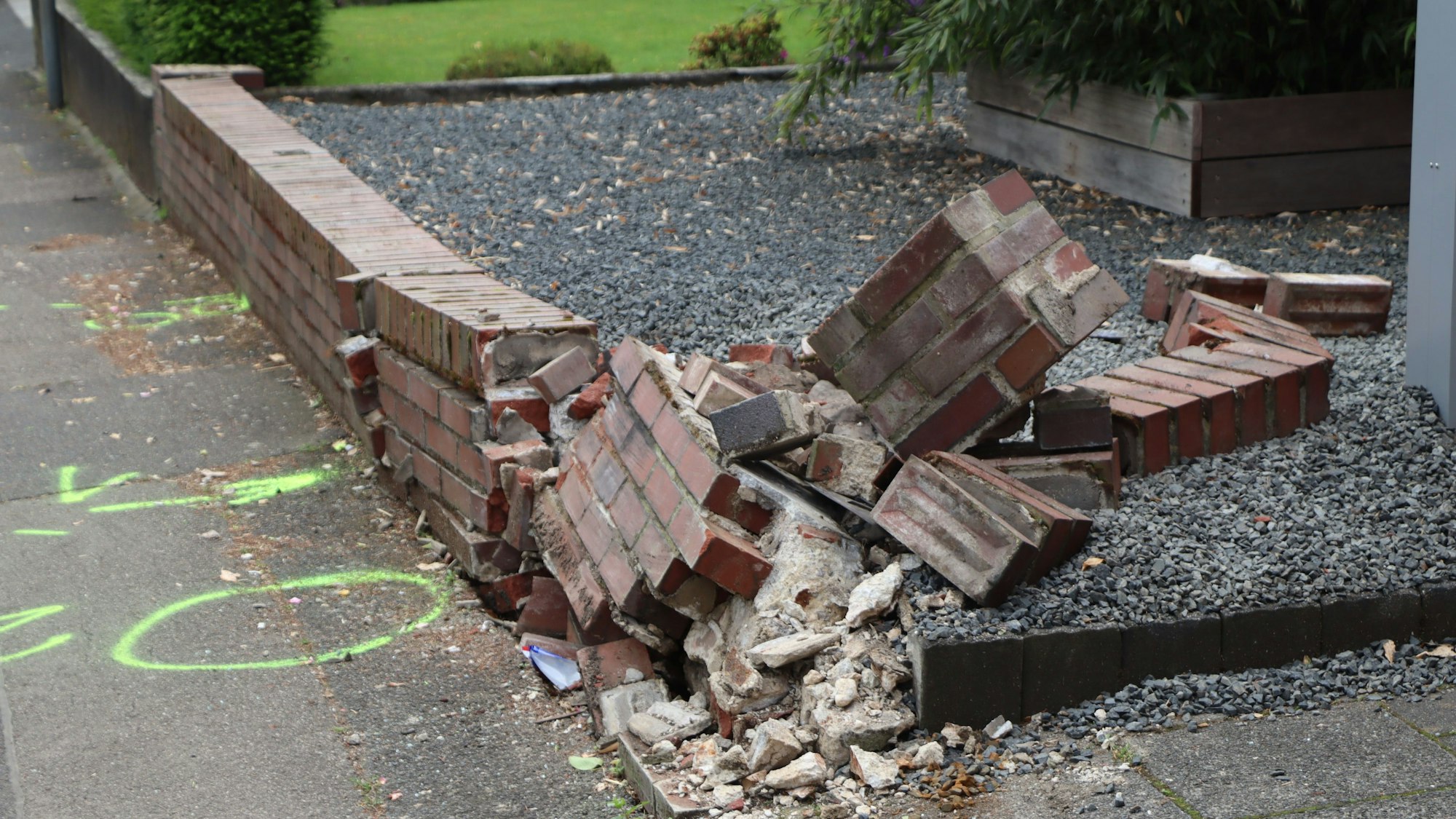 Die Trümmer des Mauerwerks liegen zusammengesammelt auf einem Haufen. Die Mauer soll nicht zum ersten Mal umgefahren worden sein.