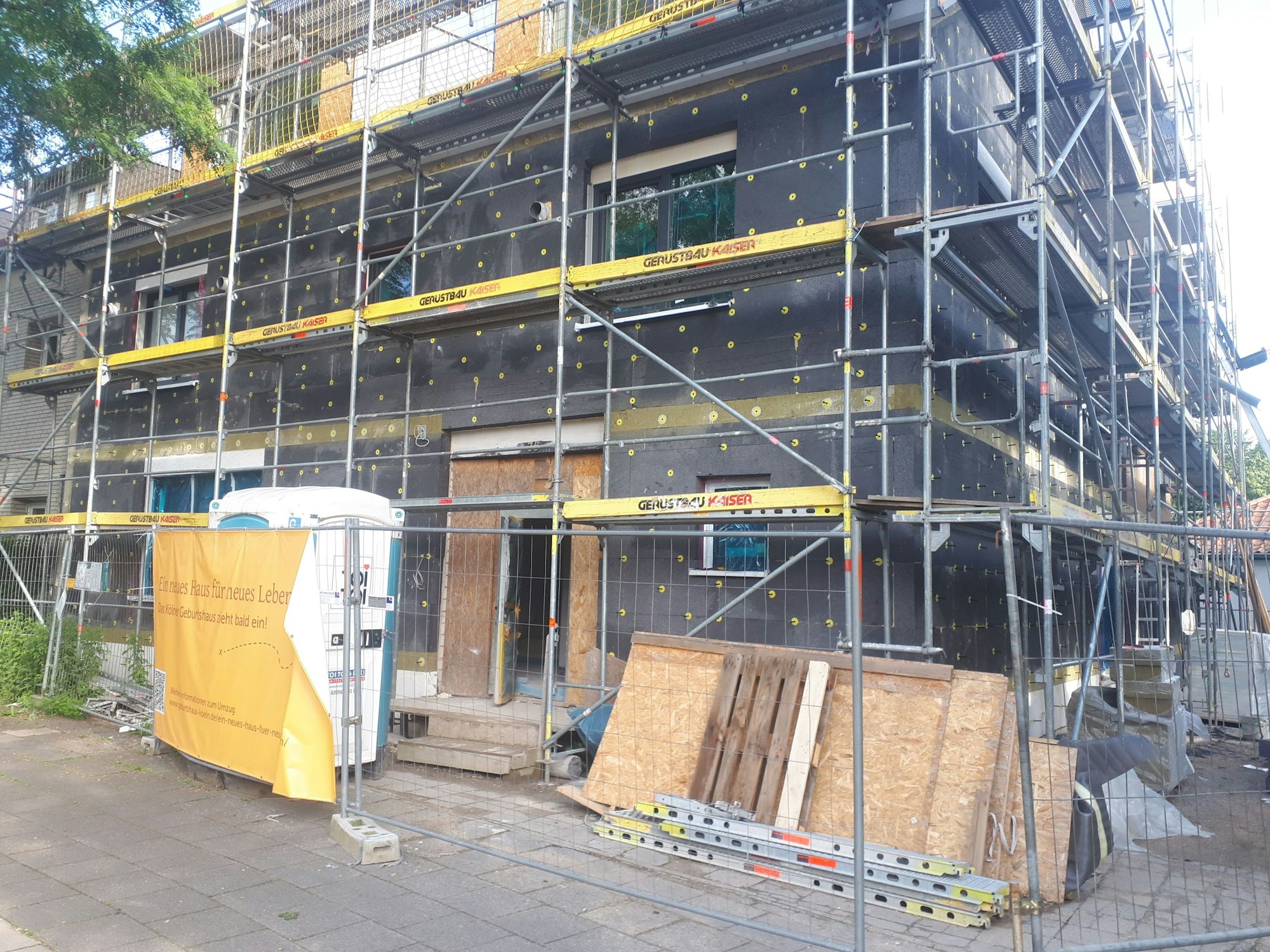 Am neuen Standort des Kölner Geburtshauses in Mauenheim wurde die erste von zwei Geburts-Wannen angeliefert. Auch im übrigen Gebäude laufen die Arbeiten auf Hochtouren und sind recht gut fortgeschritten.