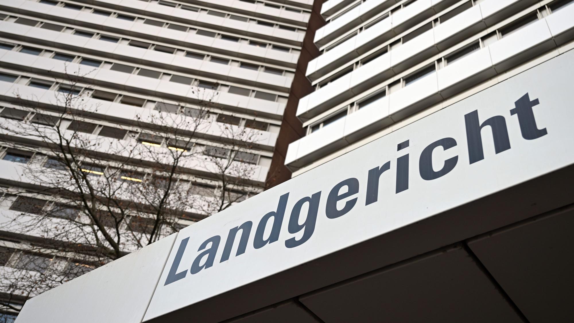 Ein Schild weist auf das Landgericht Köln hin.