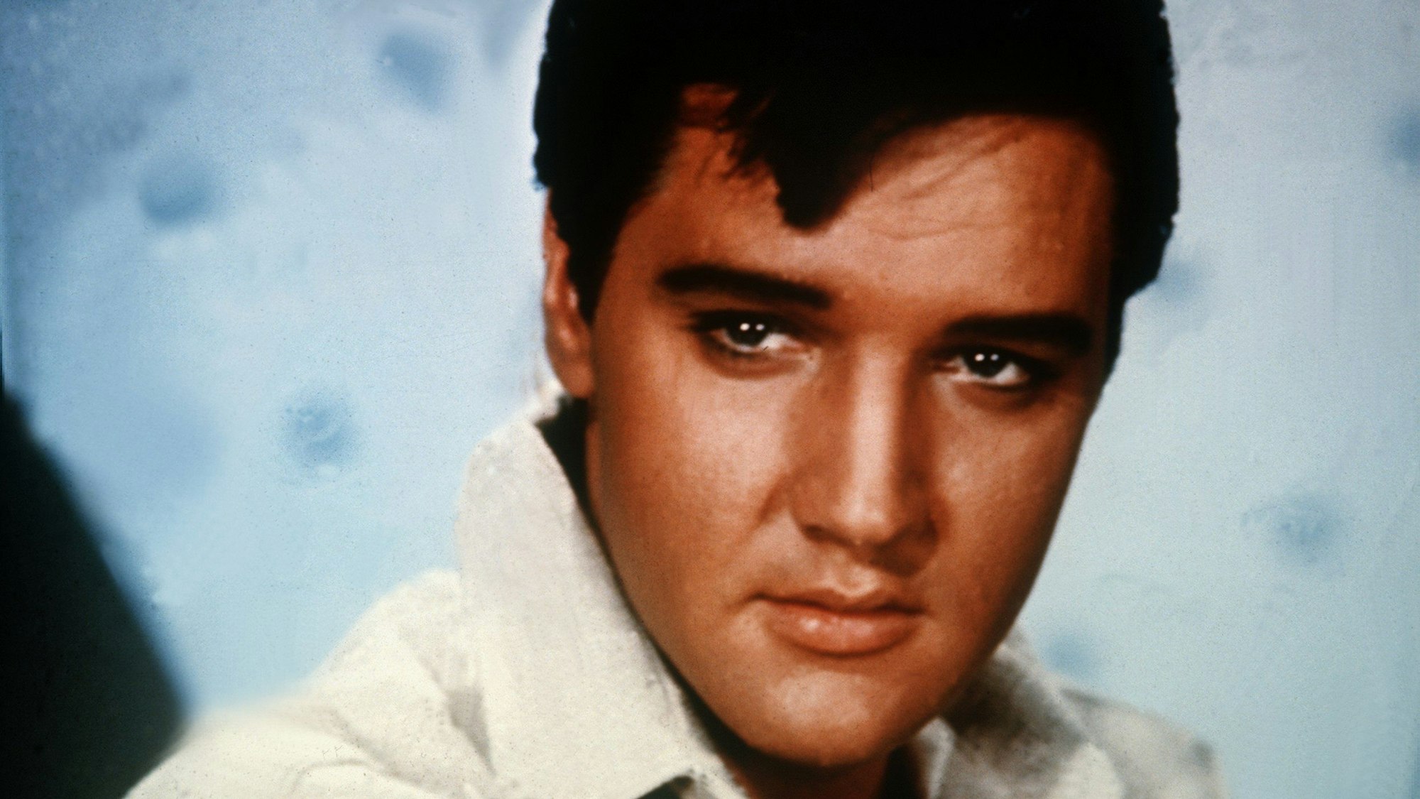 Eine alte Porträtaufnahme von Elvis Presley.