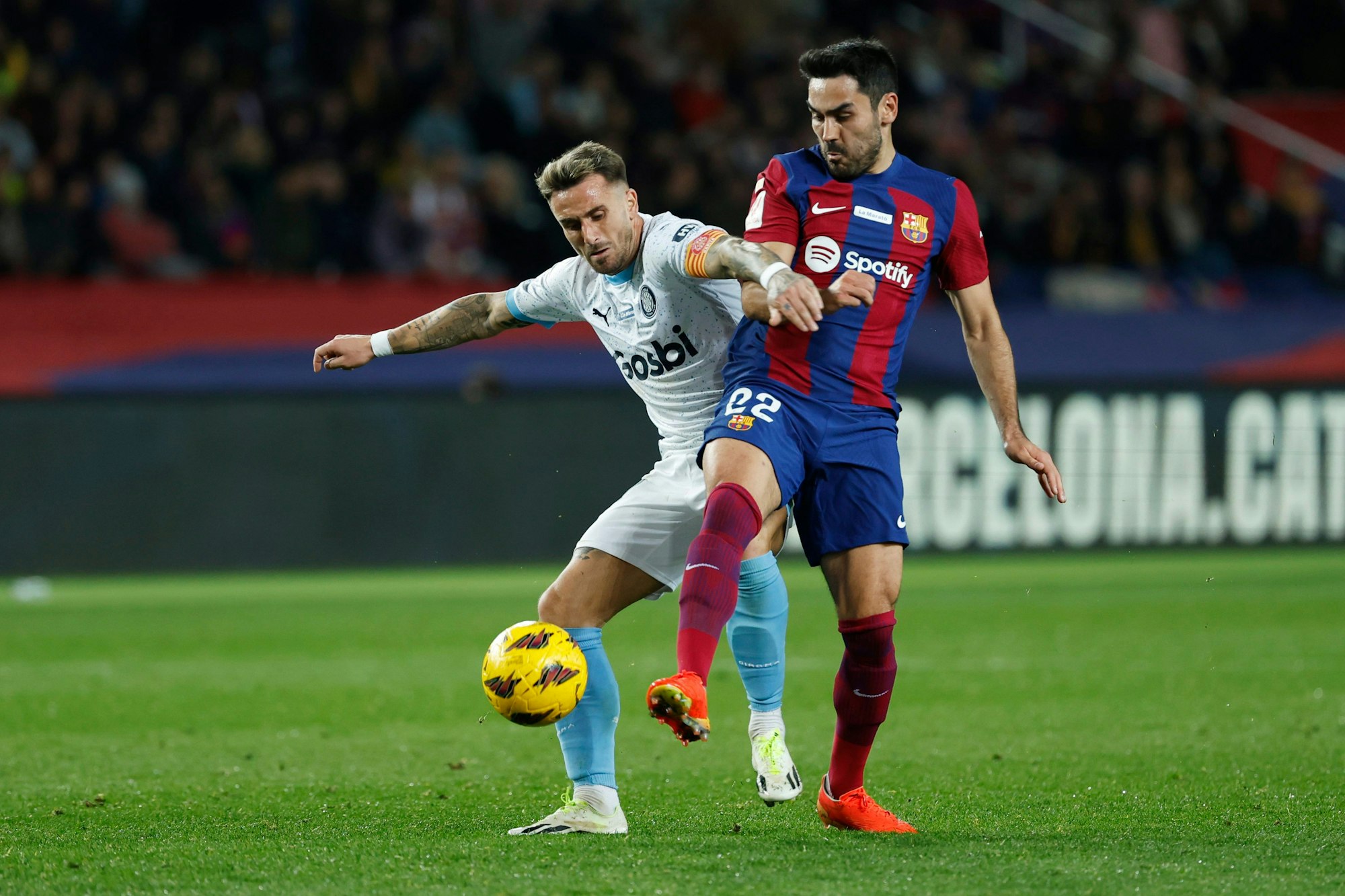ARCHIV - 10.12.2023, Spanien, Barcelona: Fußball: Primera Division, Spanien, 16. Spieltag, FC Barcelona - FC Girona. Ilkay Gündogan (r) vom FC Barcelona gegen Aleix Garcia vom FC Girona. (zu dpa: «Medien: Bayer Leverkusen mit Aleix Garcia einig über Wechsel») Foto: Joan Monfort/AP/dpa +++ dpa-Bildfunk +++