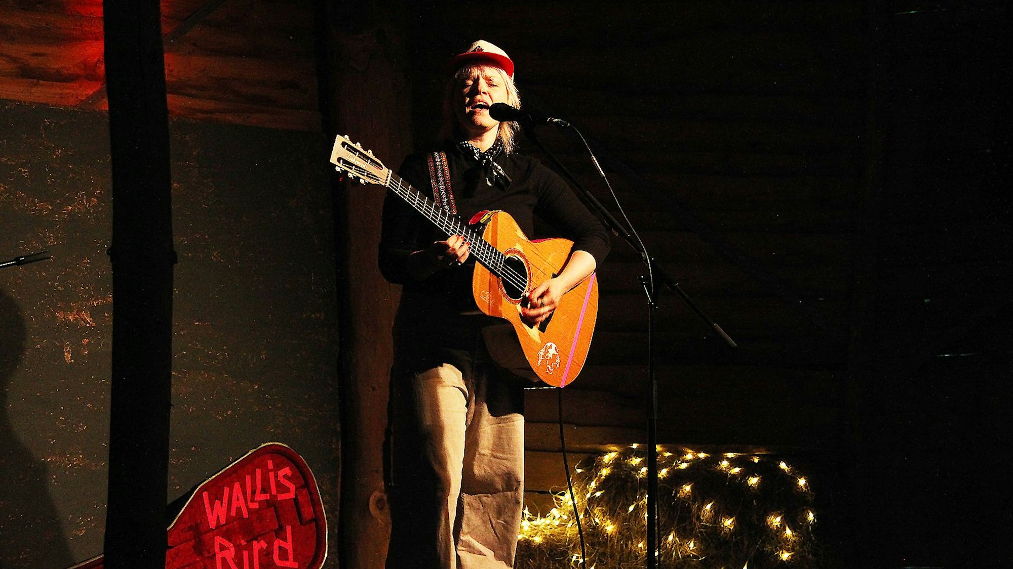 Wallis Birg steht mit ihrer Gitarre auf der Bühne.