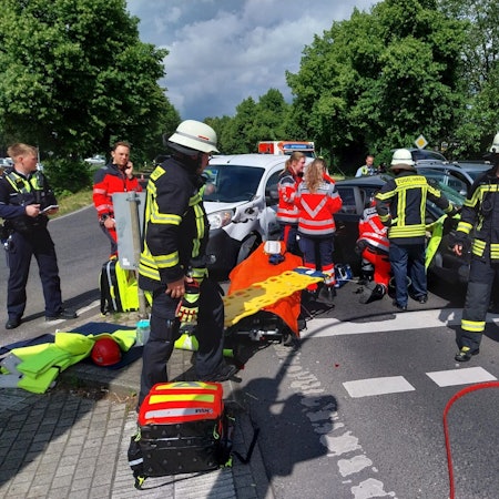 Es gibt mehrere Verletzte, die Kreuzung ist in Richtung Siegburg derzeit voll gesperrt.