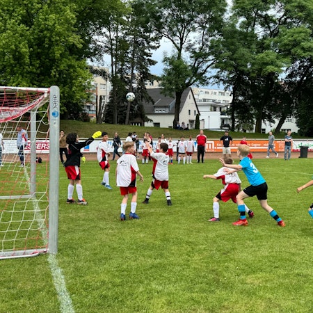 Nachwuchskicker kämpften auf dem Fußballplatz im Stadion Alt-Hürth vor dem Tor um den Ball.