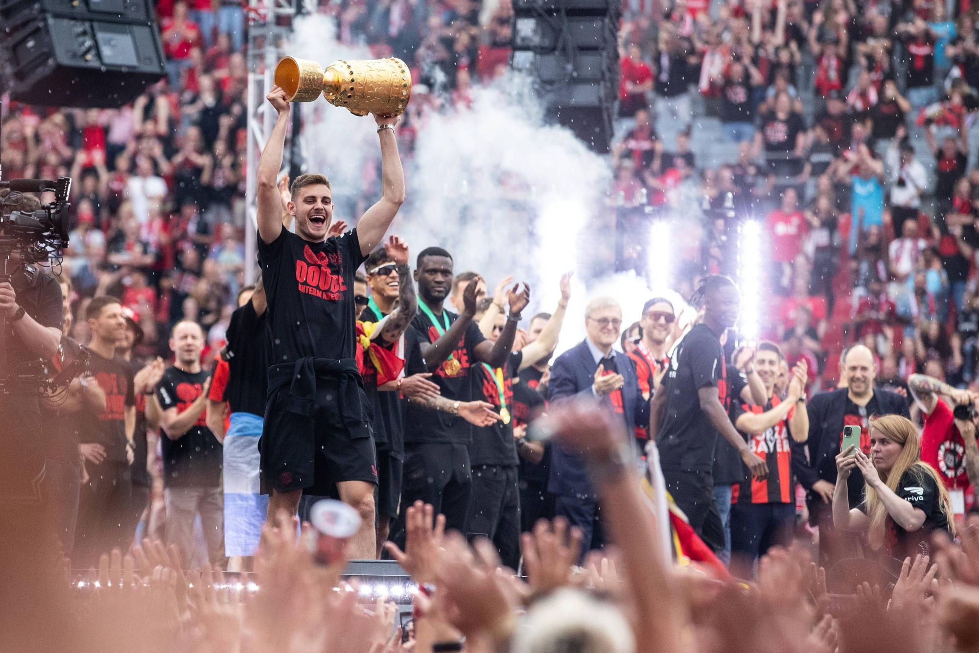 Josip Stanisic reckt auf der Doublefeier von Bayer 04 Leverkusen am 26. Mai den DFB-Pokal in die Höhe