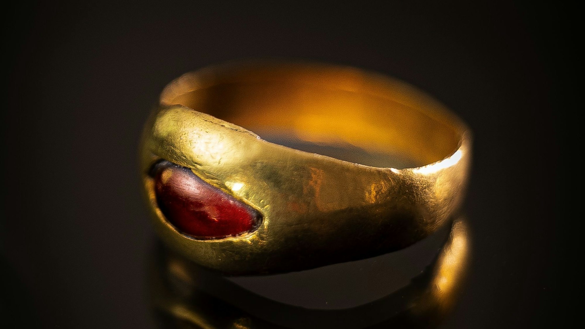 Israel, Jerusalem: Bei Ausgrabungen in Jerusalem ist ein rund 2300 Jahre alter Goldring mit rotem Granatstein gefunden worden, der offensichtlich einem Kind gehörte.