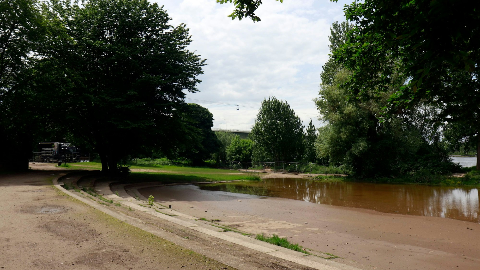 Die asphaltierte Fläche vor den Treppenstufen im Jugendpark gleicht einem Teich.