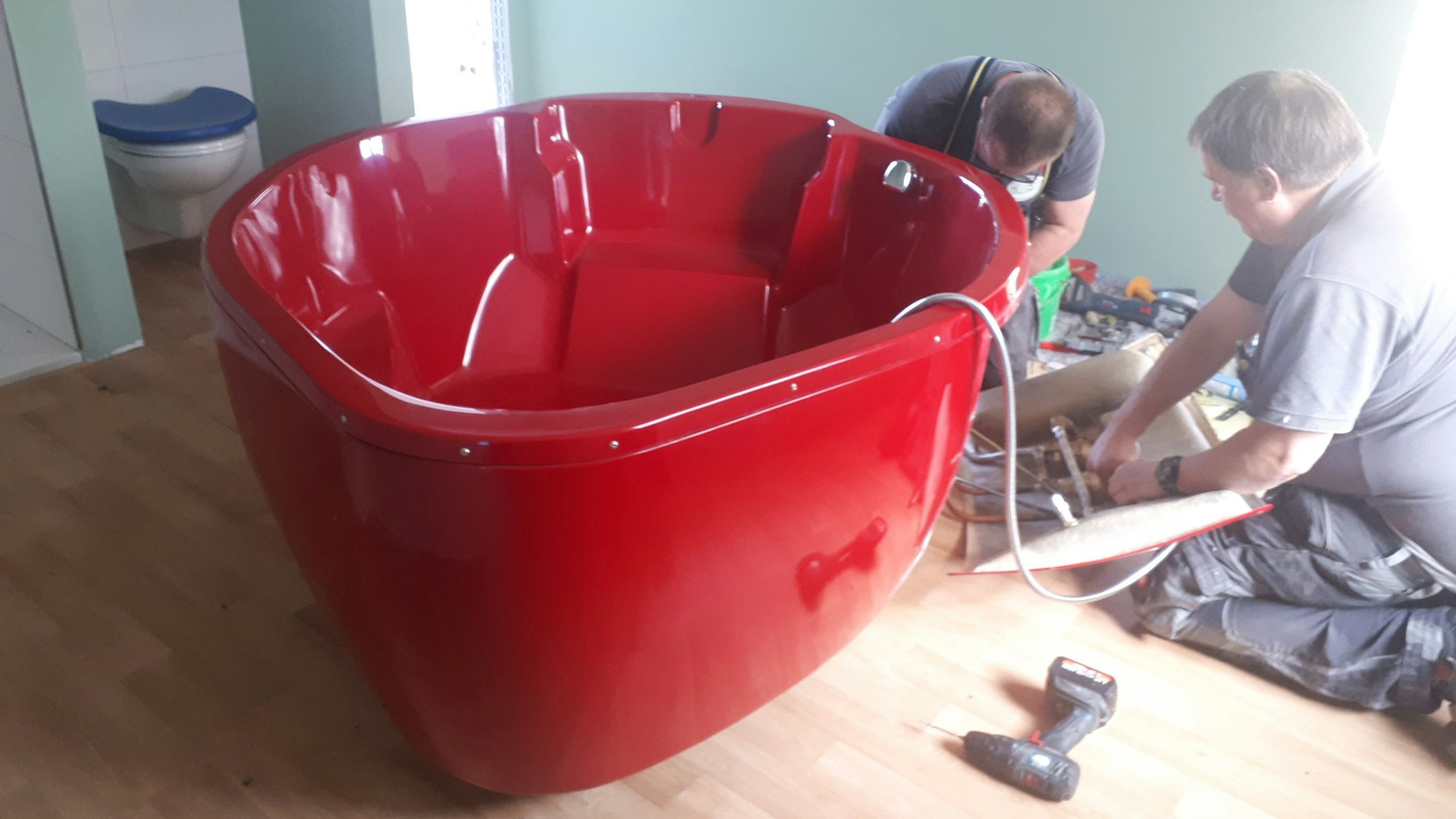 Am neuen Standort des Kölner Geburtshauses in Mauenheim wurde die erste von zwei Geburts-Wannen angeliefert. Auch im übrigen Gebäude laufen die Arbeiten auf Hochtouren und sind recht gut fortgeschritten.