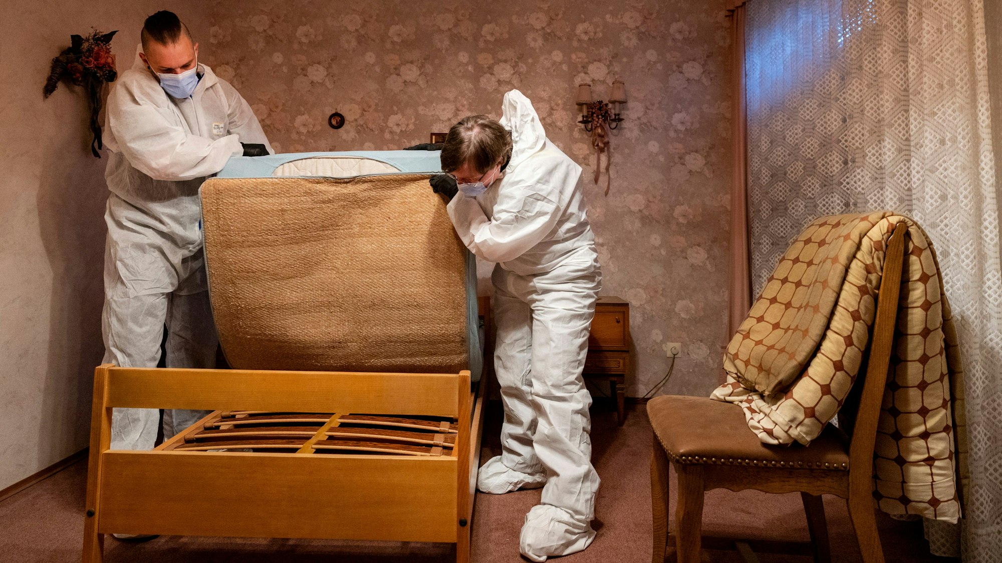 Sebastian Baals und Corina Schneider vom Ordnungsamt Köln auf der Suche nach Wertgegenständen im Haus eines Verstorbenen.