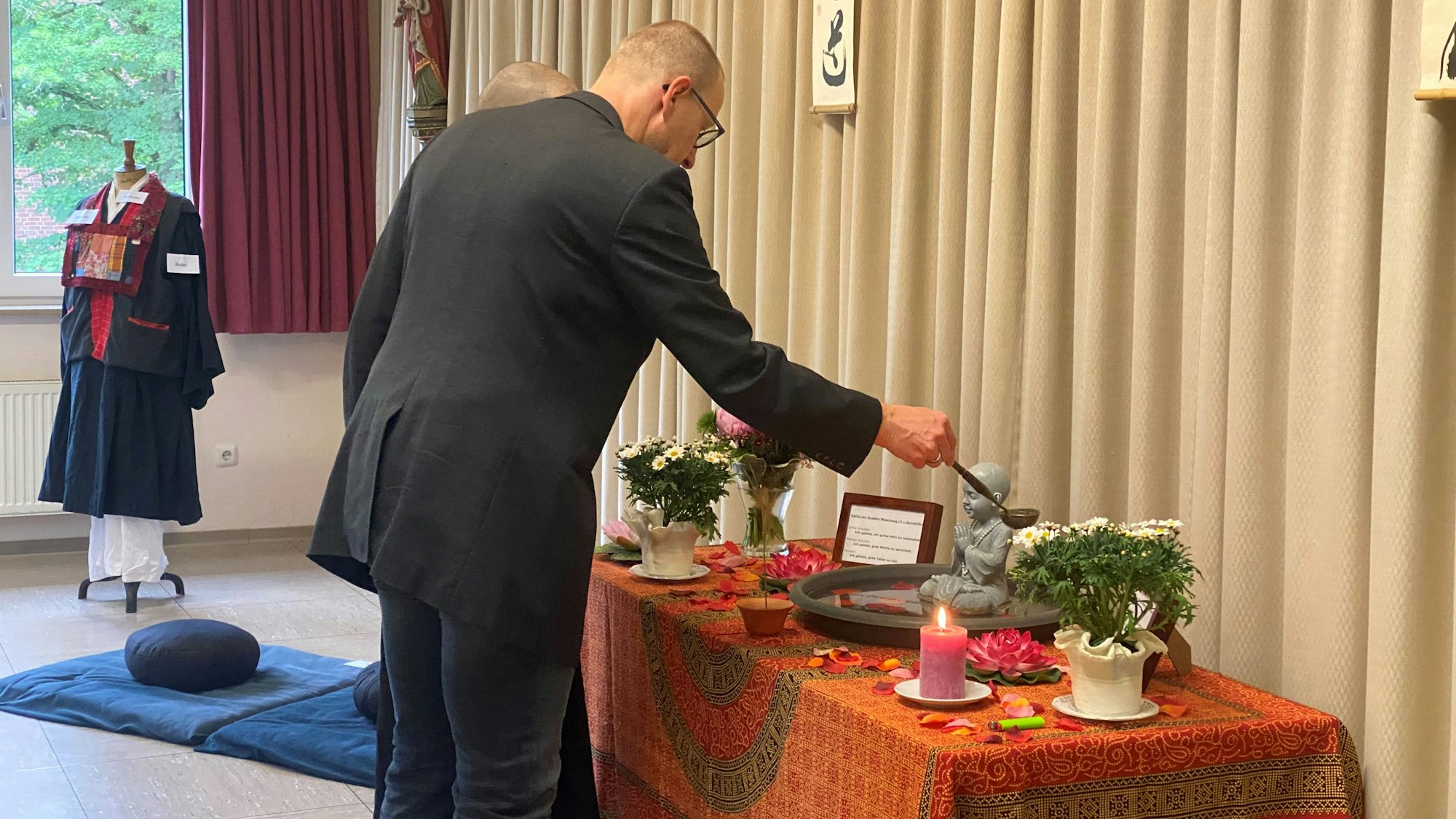 Matthias Itzwerth nahm am Samstag die Buddha-Waschung vor.