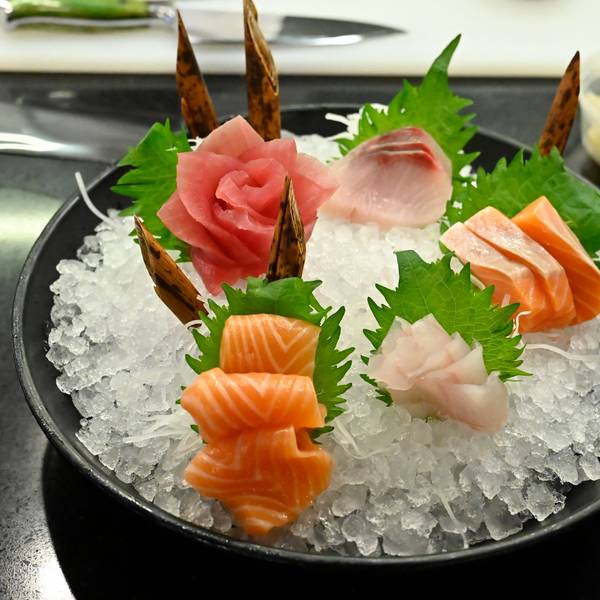 Sashimi auf Eis auf einem Teller.