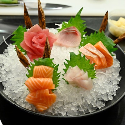 Sashimi auf Eis auf einem Teller.