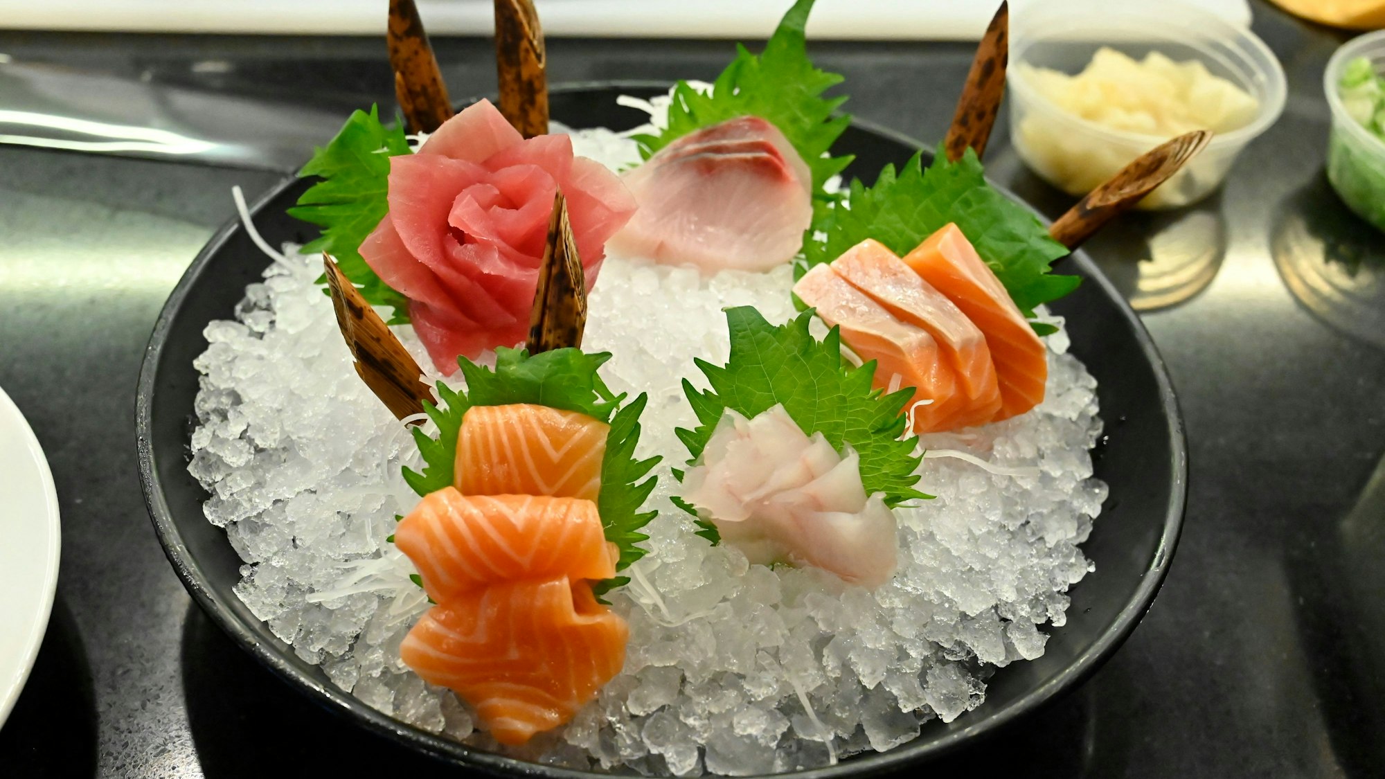 Sashimi auf Eis auf einem Teller.