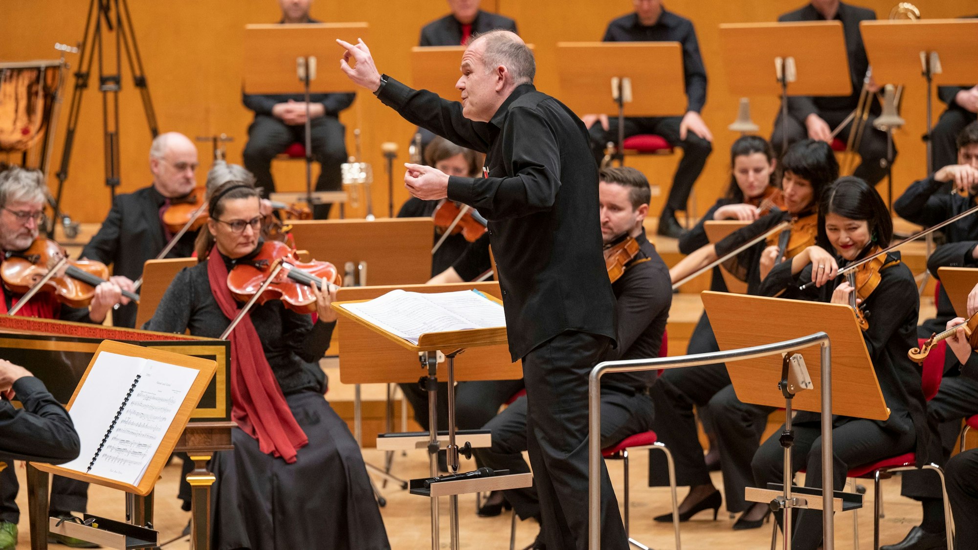 François-Xavier Roth dirigiert in der Philharmonie.