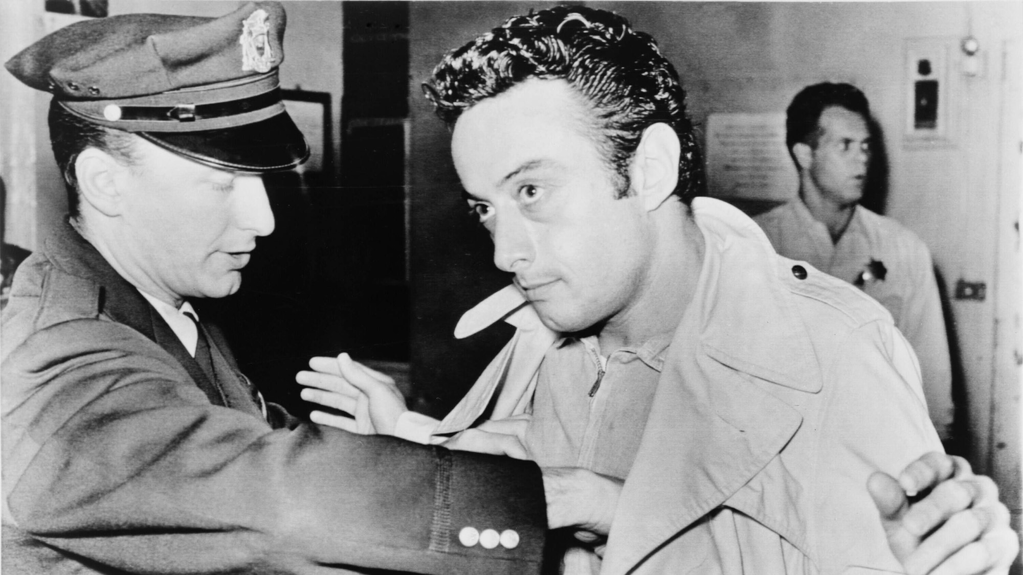 Lenny Bruce wird von einem Polizisten durchsucht.