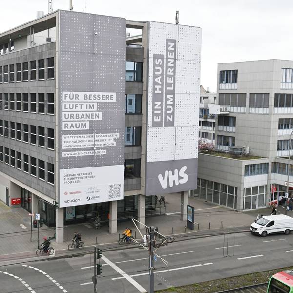 Zu sehen ist ein Gebäude der Kölner Volkshochschule in der Innenstadt.