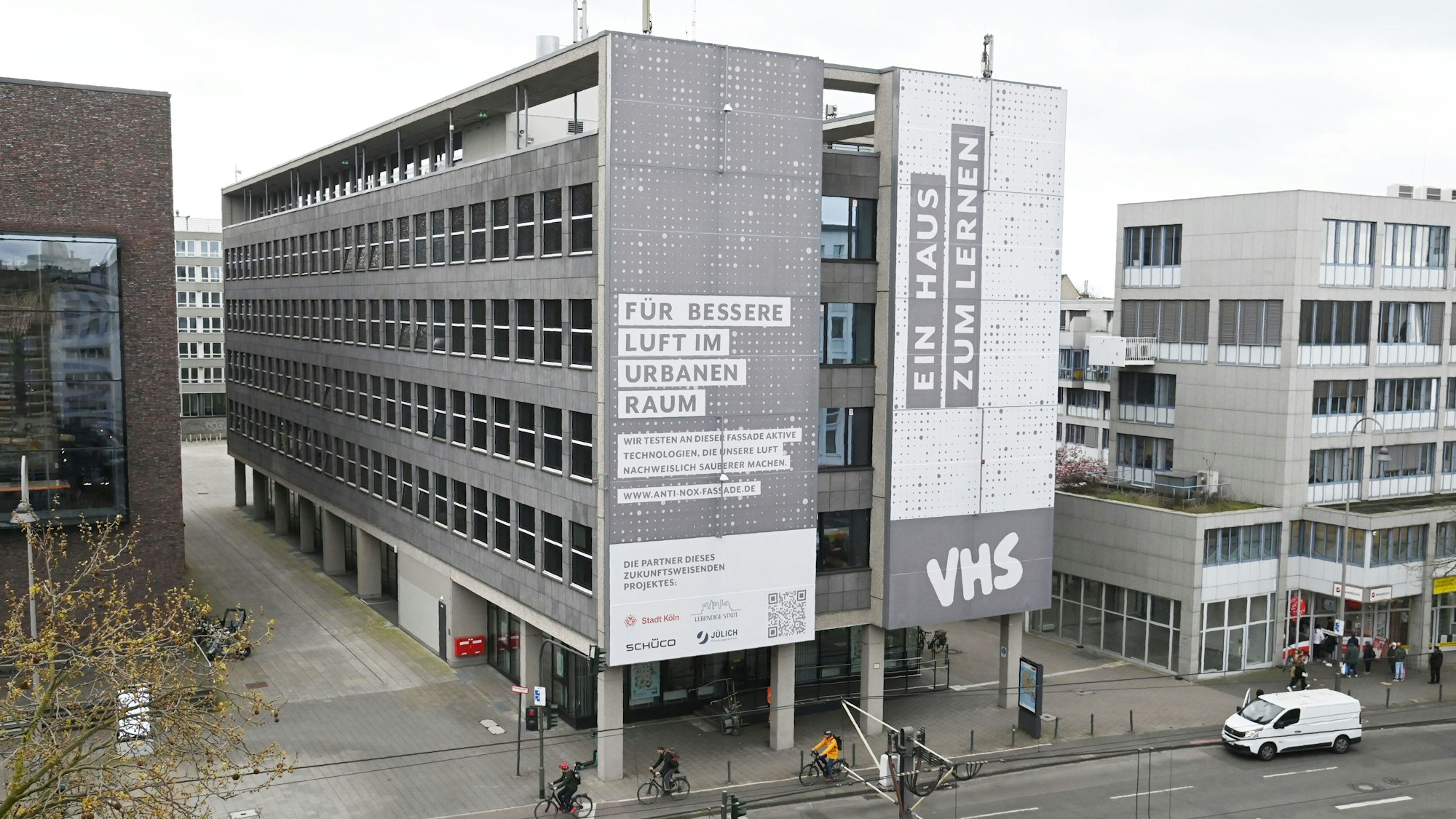 Das Bild zeigt das „Forum Volkshochschule im Museum am Neumarkt“.
