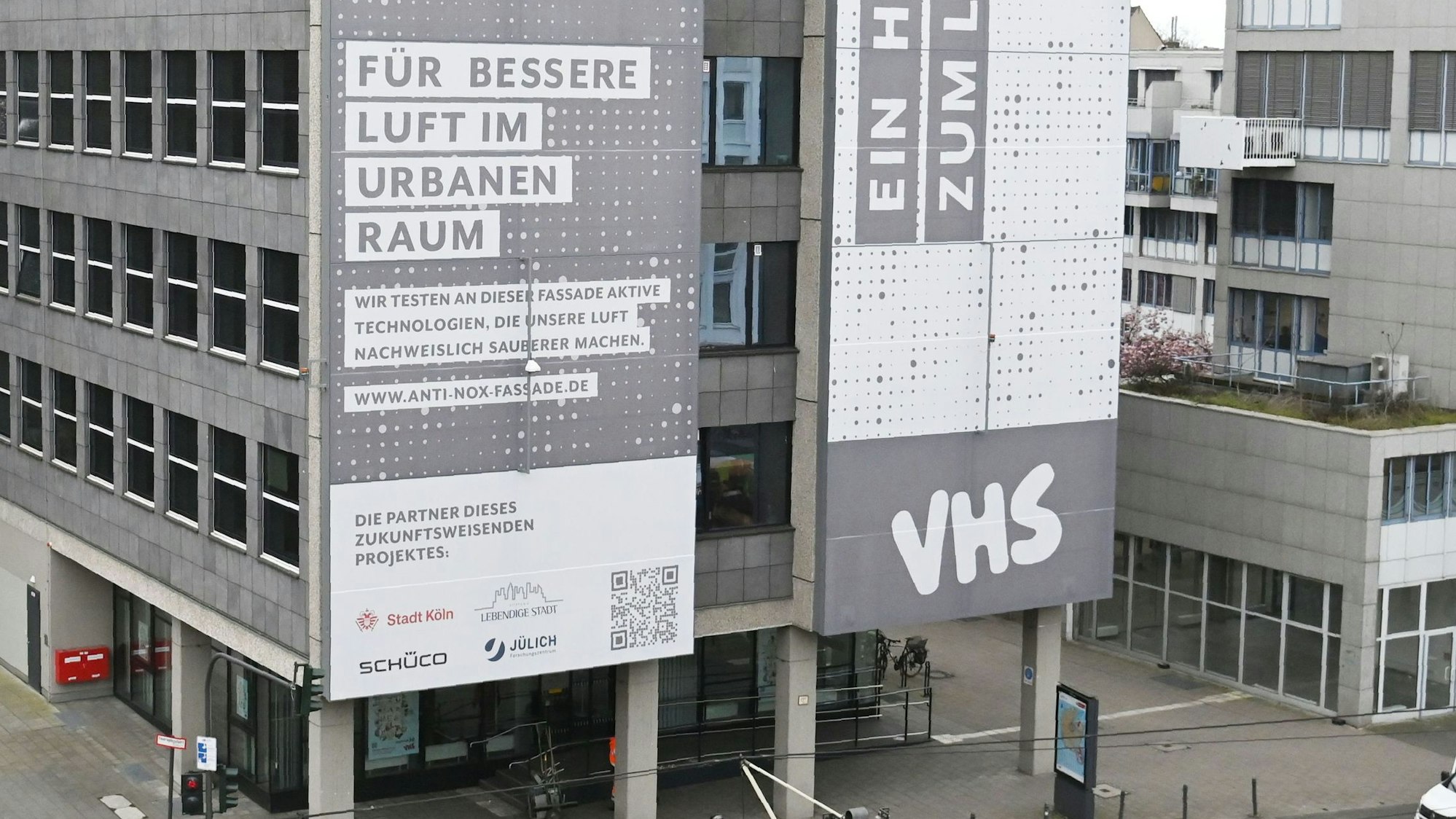 Das Foto zeigt die Fassade der Volkshochschule Köln.