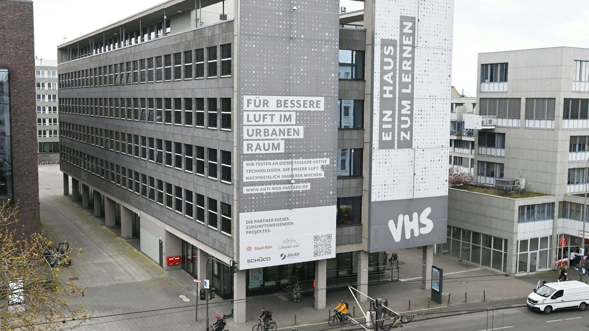 Zu sehen ist ein Gebäude der Kölner Volkshochschule in der Innenstadt.